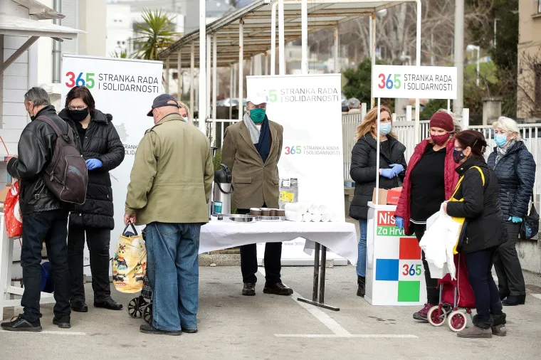 Stranka rada i solidarnosti korisnicima pučke kuhinje dijelila kuhano vino, čaj i kolačiće