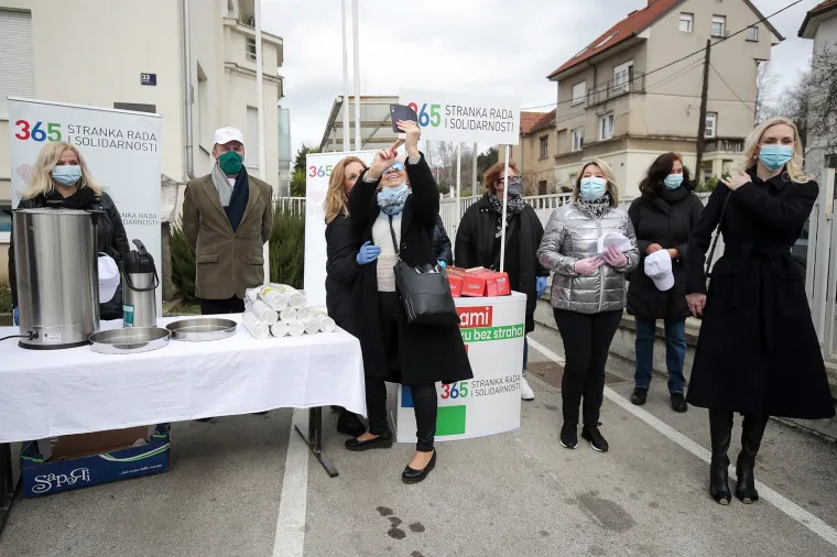 Stranka rada i solidarnosti korisnicima pučke kuhinje dijelila kuhano vino, čaj i kolačiće