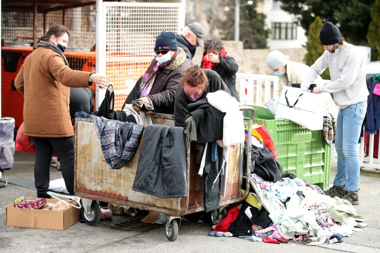 Stranka rada i solidarnosti korisnicima pučke kuhinje dijelila kuhano vino, čaj i kolačiće