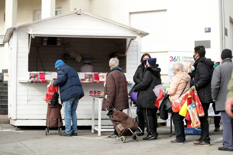 Stranka rada i solidarnosti korisnicima pučke kuhinje dijelila kuhano vino, čaj i kolačiće