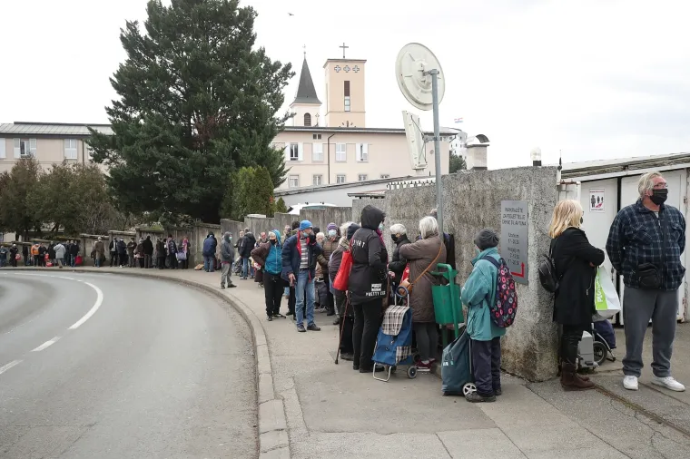 Stranka rada i solidarnosti korisnicima pučke kuhinje dijelila kuhano vino, čaj i kolačiće