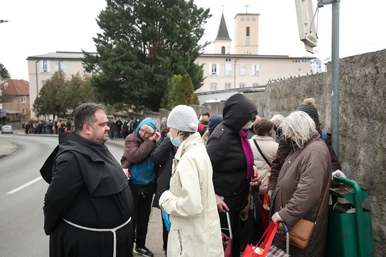 Stranka rada i solidarnosti korisnicima pučke kuhinje dijelila kuhano vino, čaj i kolačiće