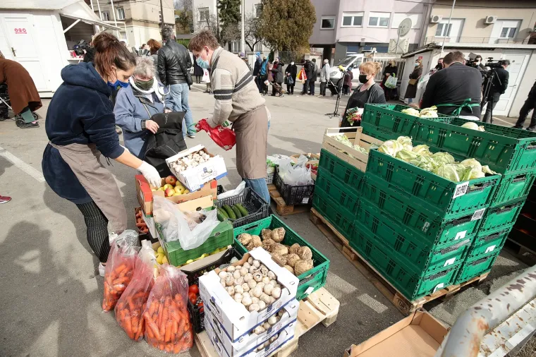 Stranka rada i solidarnosti korisnicima pučke kuhinje dijelila kuhano vino, čaj i kolačiće