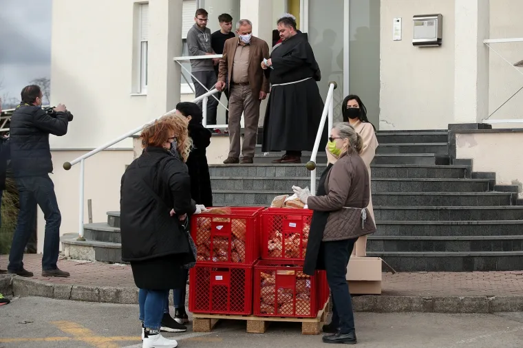 Stranka rada i solidarnosti korisnicima pučke kuhinje dijelila kuhano vino, čaj i kolačiće