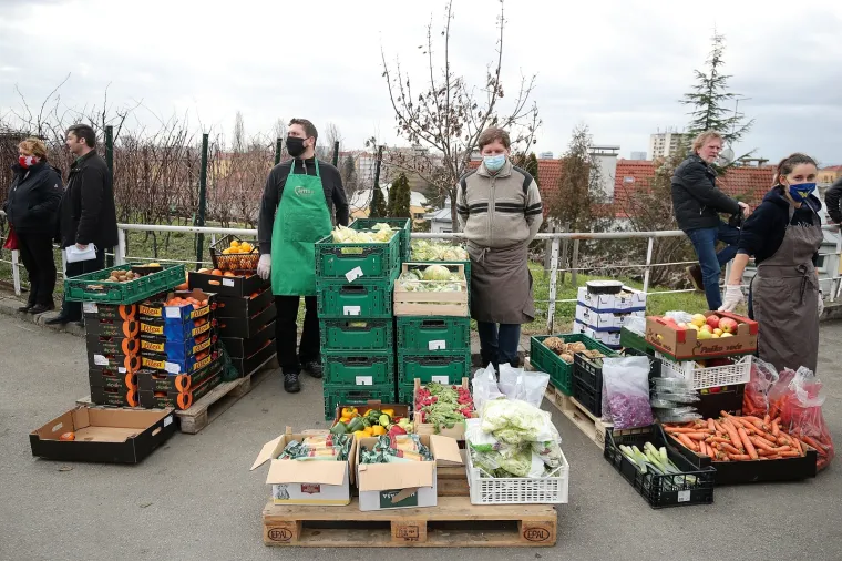Stranka rada i solidarnosti korisnicima pučke kuhinje dijelila kuhano vino, čaj i kolačiće