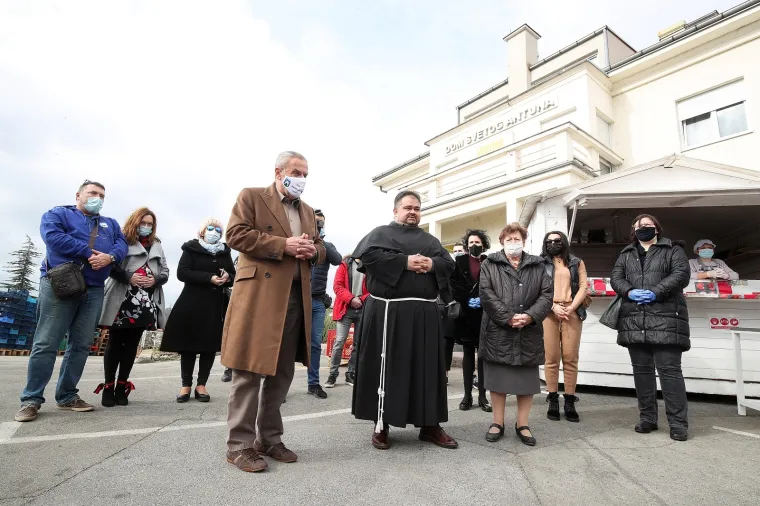 Stranka rada i solidarnosti korisnicima pučke kuhinje dijelila kuhano vino, čaj i kolačiće