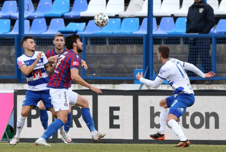 [FOTO] UZBUDLJIVO JE  U GRADSKOM VRTU: Osijek i Hajduk u žestokom obračunu
