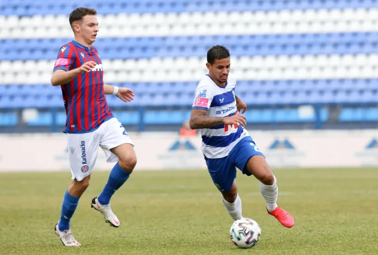 [FOTO] UZBUDLJIVO JE  U GRADSKOM VRTU: Osijek i Hajduk u žestokom obračunu