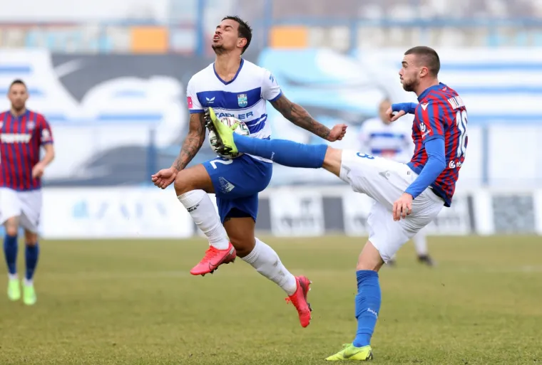 [FOTO] UZBUDLJIVO JE  U GRADSKOM VRTU: Osijek i Hajduk u žestokom obračunu