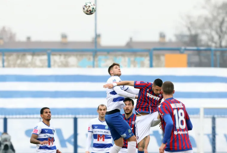 [FOTO] UZBUDLJIVO JE  U GRADSKOM VRTU: Osijek i Hajduk u žestokom obračunu