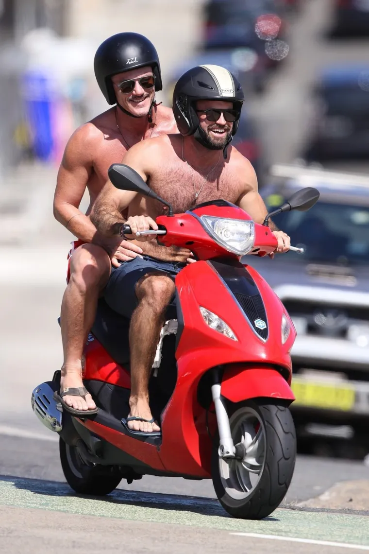 Glumac Luke Evans (41) trenutno je u Australiji gdje snima film "Nine Perfect Strangers". Pauzu od posla iskoristio je kako bi otišao na Bondi Beach u Sydneyu, a paparazzi su ga uhvatili s misterioznim muškarcem za kojeg se nagađa da mu je novi dečko. Foto: Profimedia