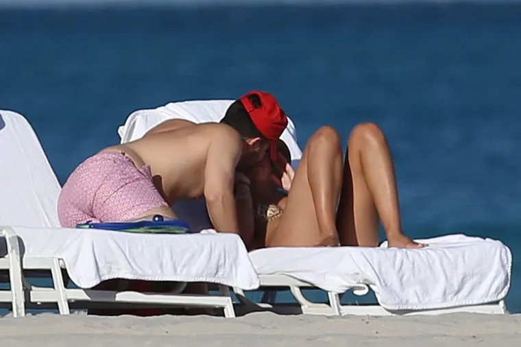 Manekenka Sofia Richie plijenila je pozornost na plaži u Miamiju odjevena u minijaturni leopard bikini. Paparazzi su je uhvatili kako izmjenjuje nježnosti s milijarderom Gilom Oferom s kojim se tek počela viđati nakon dvomjesečne veze s Matthewem Mortonom. Prije njega, Sofia je bila u trogodišnjoj turbulentnoj vezi s reality zvijezdom Scottom Disickom. Foto: Profimedia