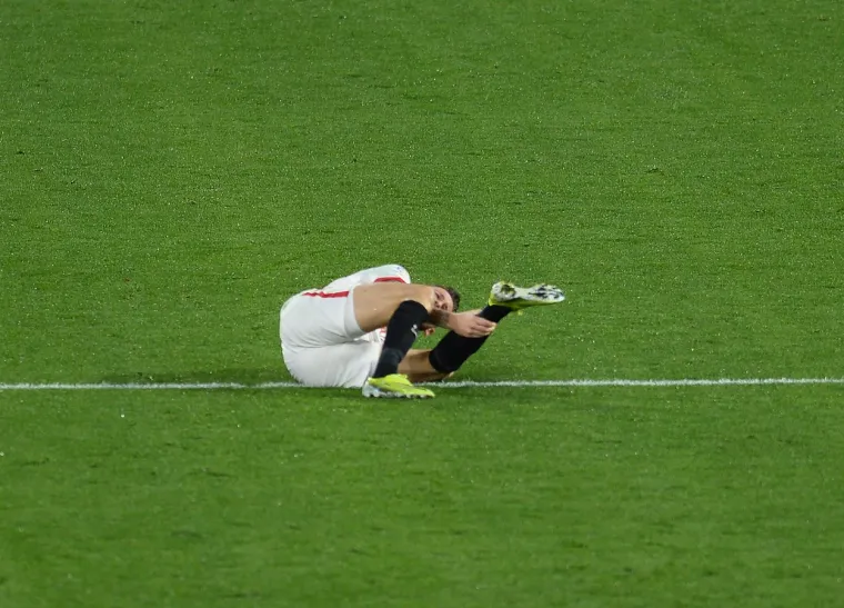 Sevilla je jučer s 3:0 (0:0) nadigrala Getafe u posljednjoj utakmici subotnjeg programa 22. kola španjolskog nogometnog prvenstva.  Svi pogoci pali su u posljednjih 30 minuta dvoboja, a ključnom se pokazala situacija iz 54. minute, kad je Dakonam grubim prekršajem teško ozlijedio lijevi skočni zglob Lucasa Ocamposa koji je na nosilima iznijet s terena i morat će dugo izbivati s travnjaka. Dakonam je dobio izravni crveni karton, a u zbog žućne rasprave isključena su i oba trenera, Julen Lopetegui i Joseph Bordalas Jimenez.