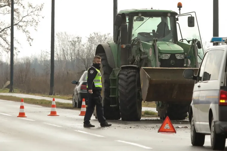 PROMETNA NESREĆA U OSIJEKU: Sudarili su se osobni automobil i traktor
