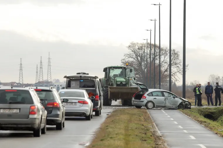 PROMETNA NESREĆA U OSIJEKU: Sudarili su se osobni automobil i traktor