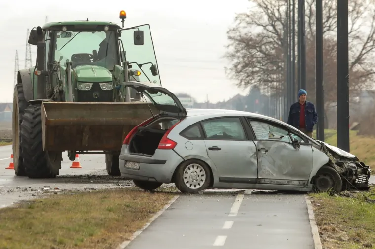 PROMETNA NESREĆA U OSIJEKU: Sudarili su se osobni automobil i traktor