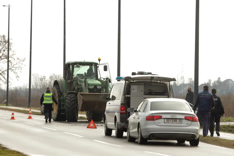 PROMETNA NESREĆA U OSIJEKU: Sudarili su se osobni automobil i traktor