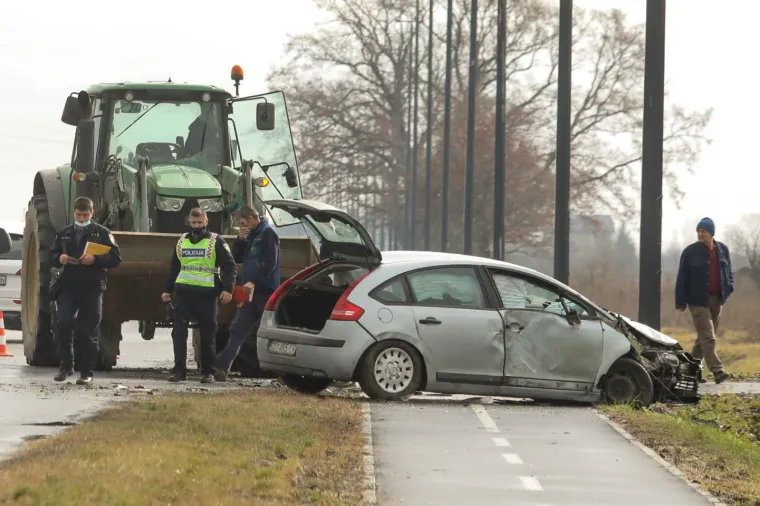PROMETNA NESREĆA U OSIJEKU: Sudarili su se osobni automobil i traktor