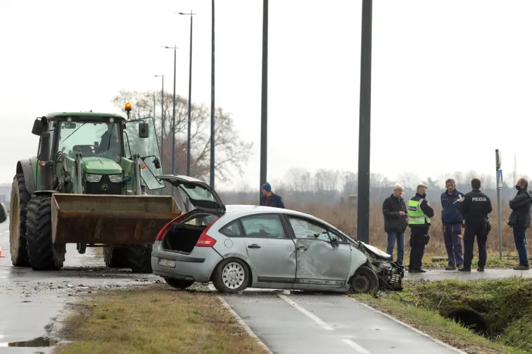 PROMETNA NESREĆA U OSIJEKU: Sudarili su se osobni automobil i traktor