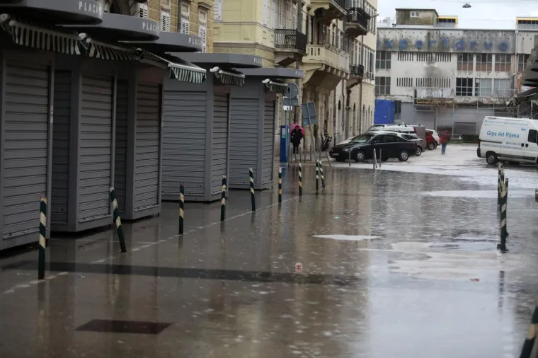 Poplavljena je Gradska tržnica u Rijeci