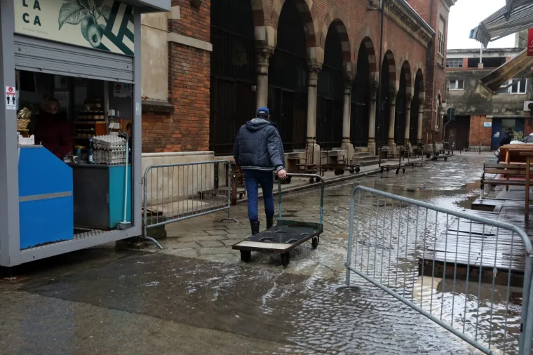 Poplavljena je Gradska tržnica u Rijeci