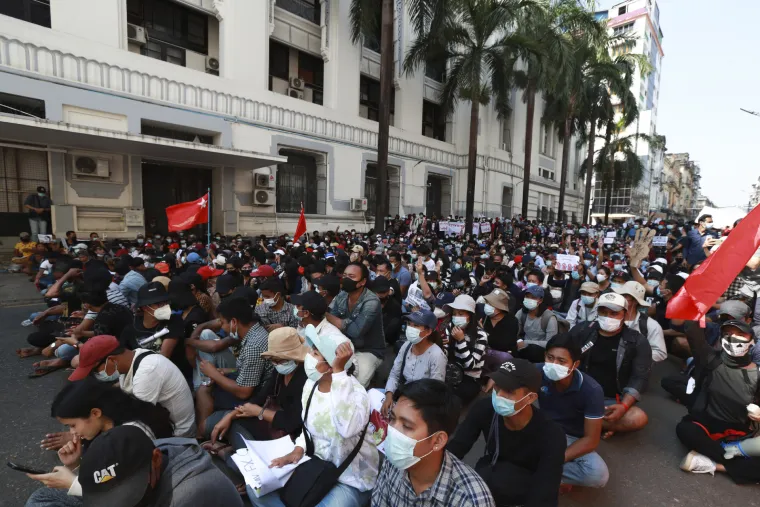 Veliki fotoizvje&scaron;taj iz Mjanmara: Prosvjednici prkose zabrani i vodenim topovima, deseci uhićeni