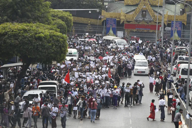 Veliki fotoizvje&scaron;taj iz Mjanmara: Prosvjednici prkose zabrani i vodenim topovima, deseci uhićeni