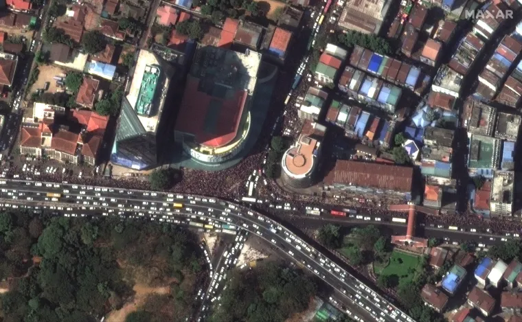 Veliki fotoizvje&scaron;taj iz Mjanmara: Prosvjednici prkose zabrani i vodenim topovima, deseci uhićeni