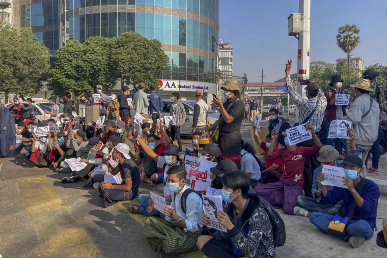 Veliki fotoizvje&scaron;taj iz Mjanmara: Prosvjednici prkose zabrani i vodenim topovima, deseci uhićeni