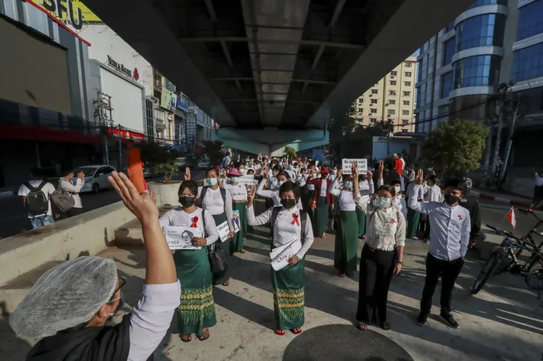 Veliki fotoizvje&scaron;taj iz Mjanmara: Prosvjednici prkose zabrani i vodenim topovima, deseci uhićeni