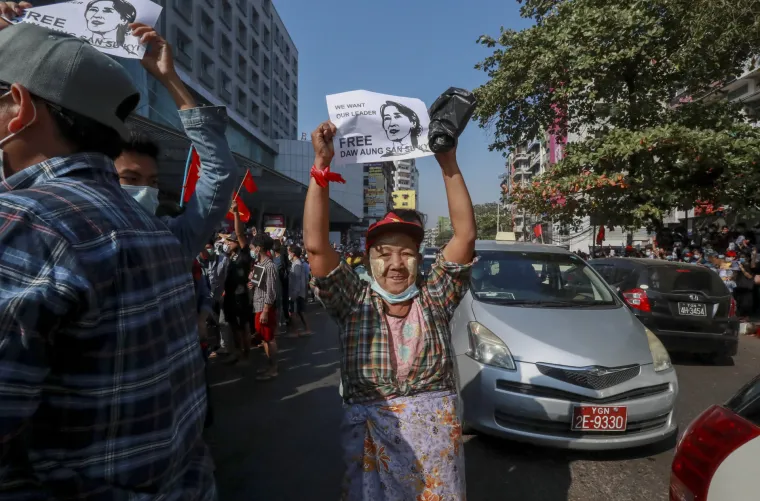 Veliki fotoizvje&scaron;taj iz Mjanmara: Prosvjednici prkose zabrani i vodenim topovima, deseci uhićeni