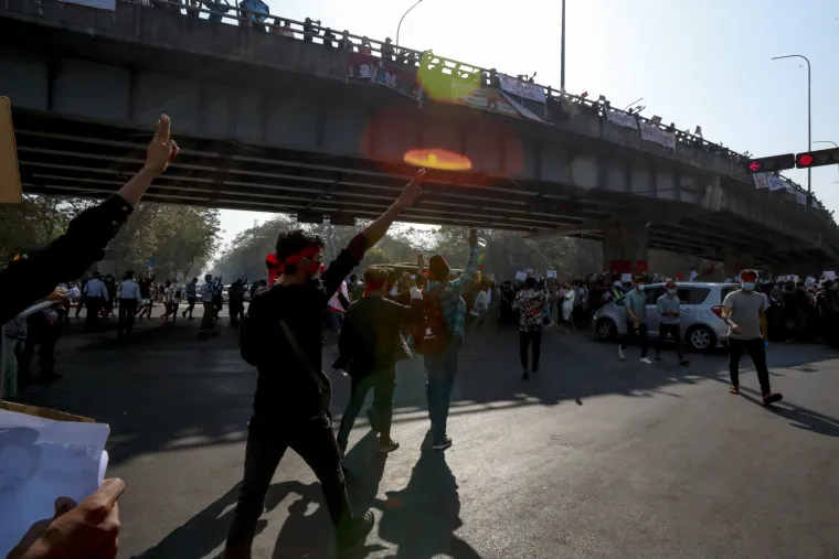 Veliki fotoizvje&scaron;taj iz Mjanmara: Prosvjednici prkose zabrani i vodenim topovima, deseci uhićeni