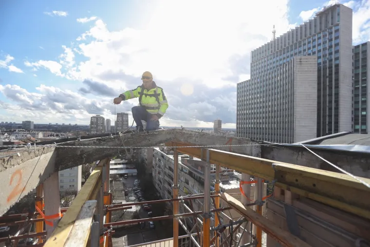 Opasnost za prolaznike! Počelo je uklanjanje nadstre&scaron;nice teže od 200 tona sa zgrade u Vukovarskoj