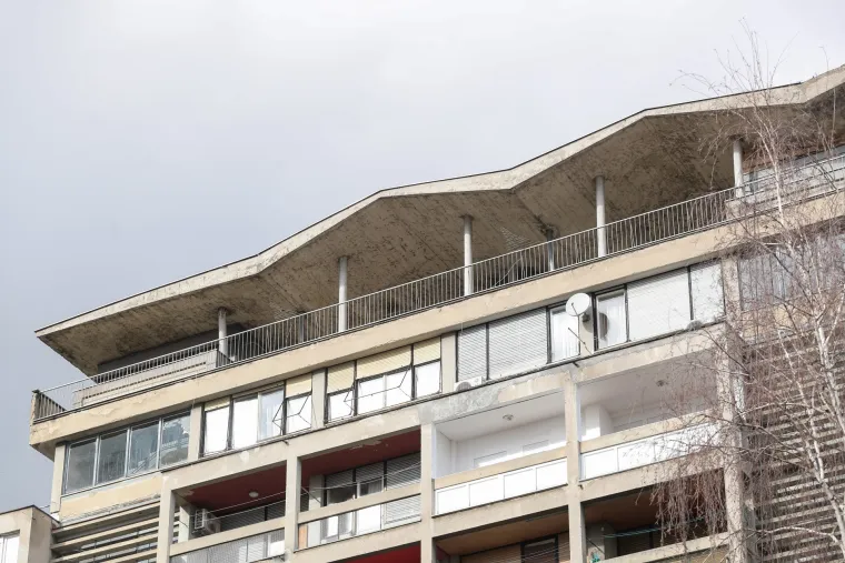 Opasnost za prolaznike! Počelo je uklanjanje nadstre&scaron;nice teže od 200 tona sa zgrade u Vukovarskoj