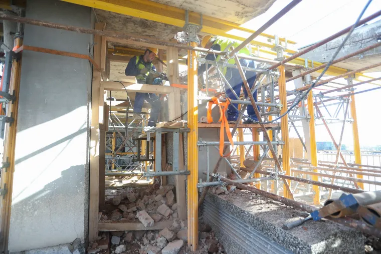 Opasnost za prolaznike! Počelo je uklanjanje nadstre&scaron;nice teže od 200 tona sa zgrade u Vukovarskoj