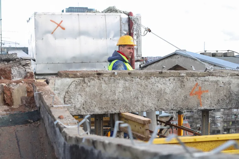 Opasnost za prolaznike! Počelo je uklanjanje nadstre&scaron;nice teže od 200 tona sa zgrade u Vukovarskoj