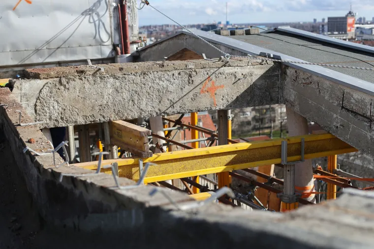 Opasnost za prolaznike! Počelo je uklanjanje nadstre&scaron;nice teže od 200 tona sa zgrade u Vukovarskoj