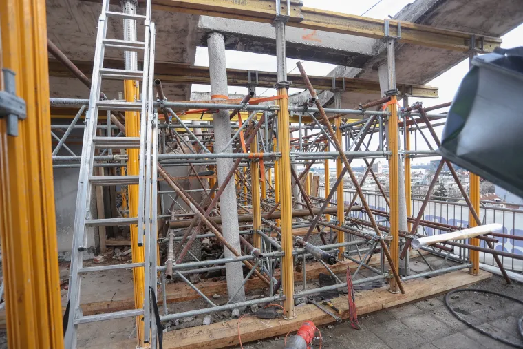 Opasnost za prolaznike! Počelo je uklanjanje nadstre&scaron;nice teže od 200 tona sa zgrade u Vukovarskoj