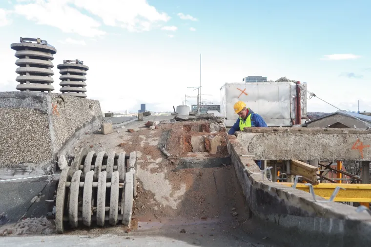 Opasnost za prolaznike! Počelo je uklanjanje nadstre&scaron;nice teže od 200 tona sa zgrade u Vukovarskoj