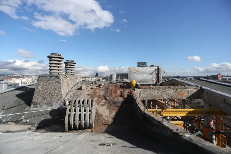 Opasnost za prolaznike! Počelo je uklanjanje nadstre&scaron;nice teže od 200 tona sa zgrade u Vukovarskoj