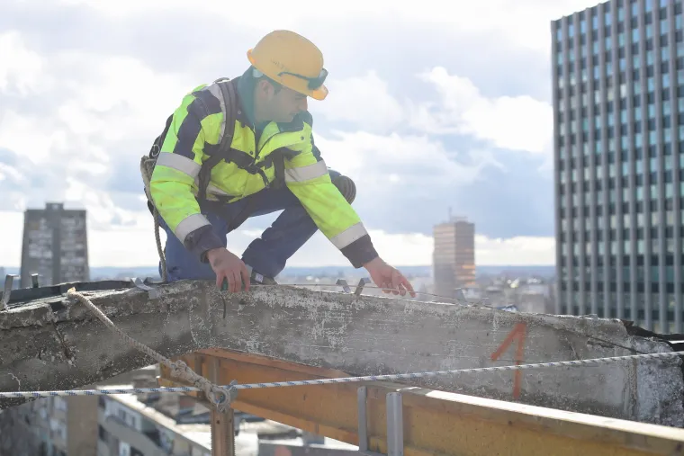 Opasnost za prolaznike! Počelo je uklanjanje nadstre&scaron;nice teže od 200 tona sa zgrade u Vukovarskoj