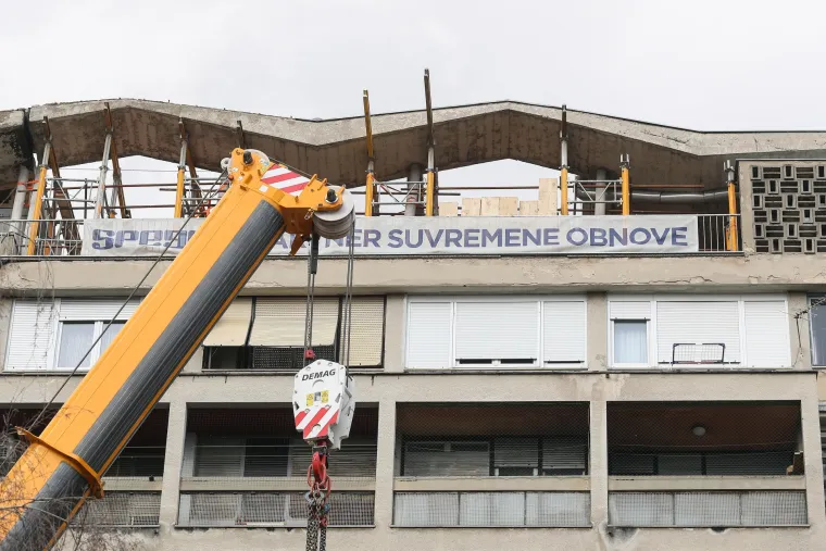 Opasnost za prolaznike! Počelo je uklanjanje nadstre&scaron;nice teže od 200 tona sa zgrade u Vukovarskoj