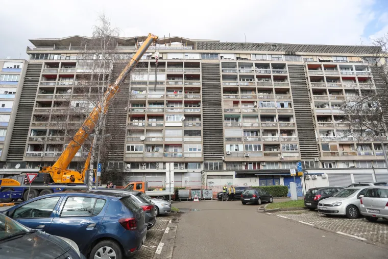 Opasnost za prolaznike! Počelo je uklanjanje nadstre&scaron;nice teže od 200 tona sa zgrade u Vukovarskoj