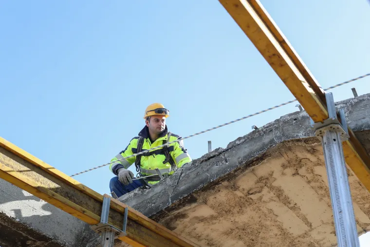 Opasnost za prolaznike! Počelo je uklanjanje nadstre&scaron;nice teže od 200 tona sa zgrade u Vukovarskoj