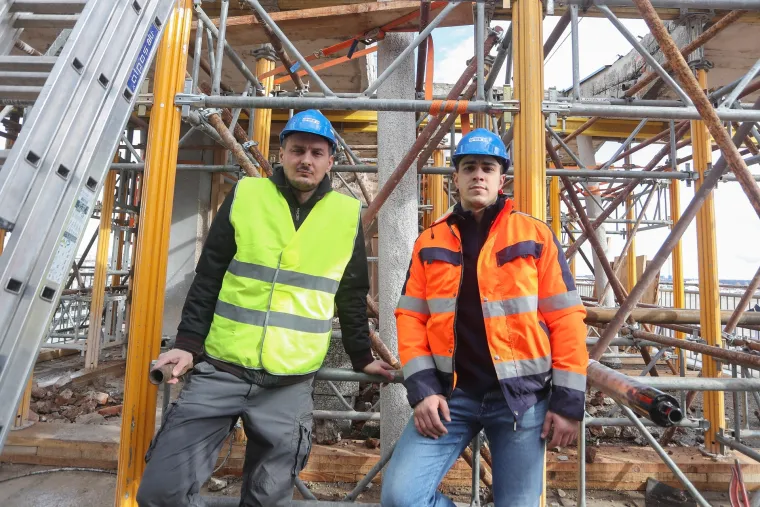 Opasnost za prolaznike! Počelo je uklanjanje nadstre&scaron;nice teže od 200 tona sa zgrade u Vukovarskoj