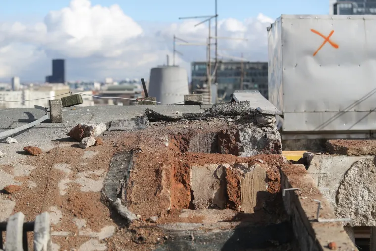 Opasnost za prolaznike! Počelo je uklanjanje nadstre&scaron;nice teže od 200 tona sa zgrade u Vukovarskoj