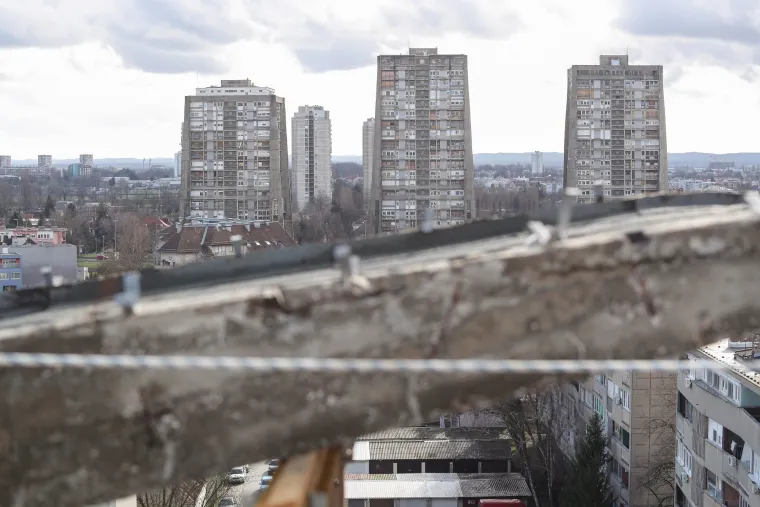 Opasnost za prolaznike! Počelo je uklanjanje nadstre&scaron;nice teže od 200 tona sa zgrade u Vukovarskoj