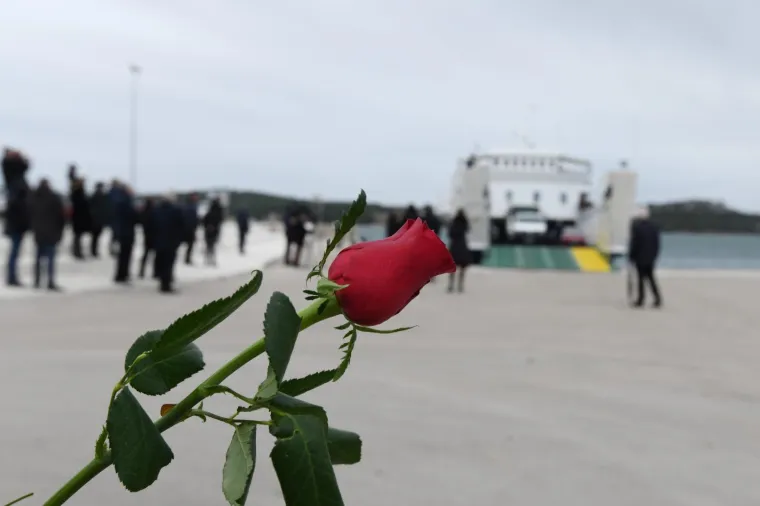 &Scaron;ibenik: Opro&scaron;taj od kapetana Ante Mrvice u &scaron;ibenskoj luci uz sirene brodova Jadrolinije