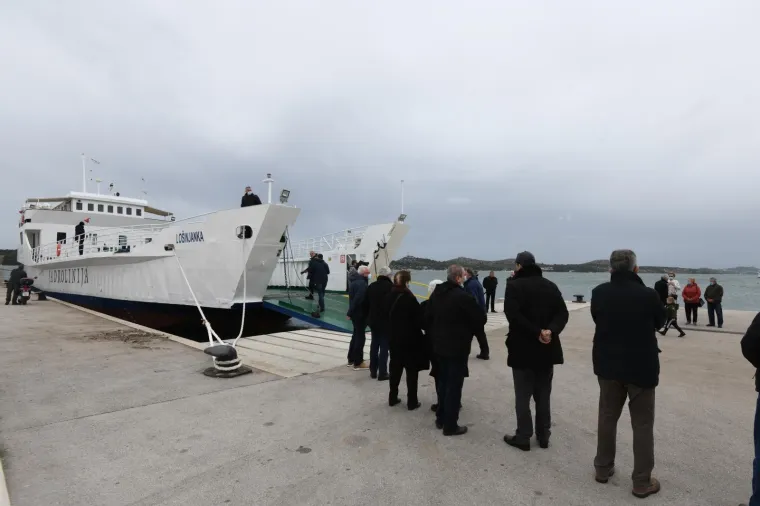 &Scaron;ibenik: Opro&scaron;taj od kapetana Ante Mrvice u &scaron;ibenskoj luci uz sirene brodova Jadrolinije