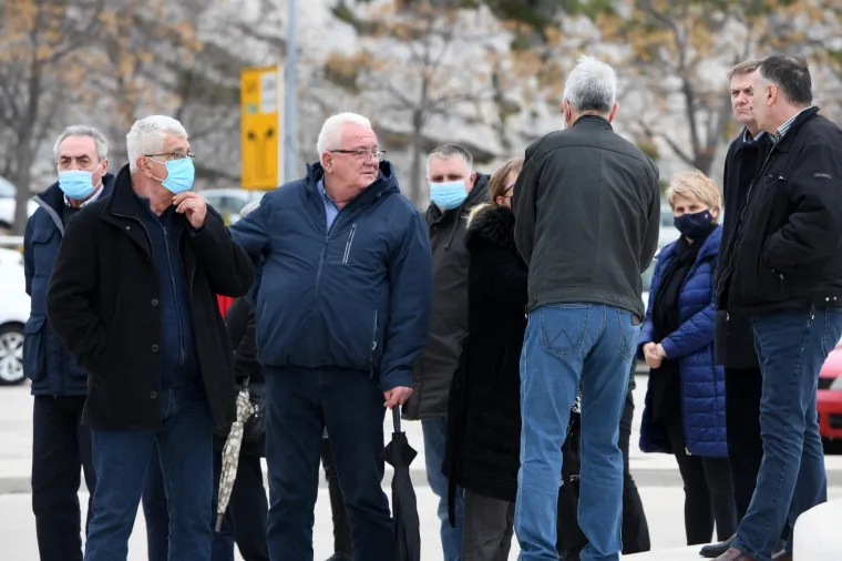 &Scaron;ibenik: Opro&scaron;taj od kapetana Ante Mrvice u &scaron;ibenskoj luci uz sirene brodova Jadrolinije